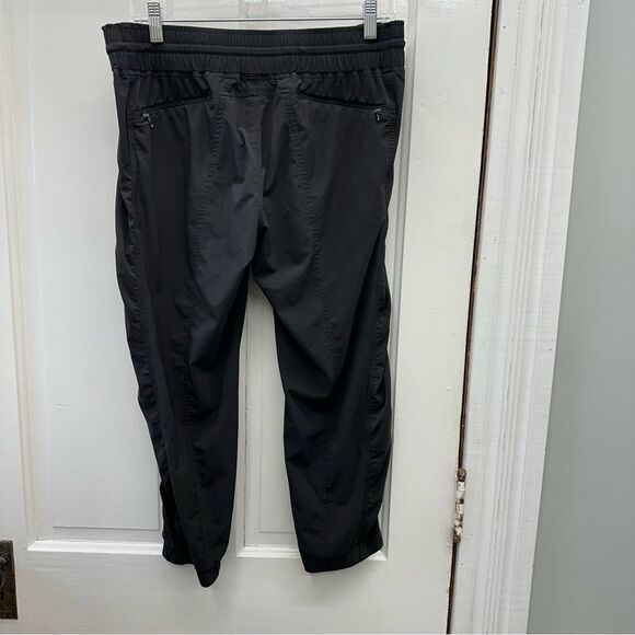 Athleta black jogger capris women's 8 with elastic waist & adjustable strings - Picture 3 of 7